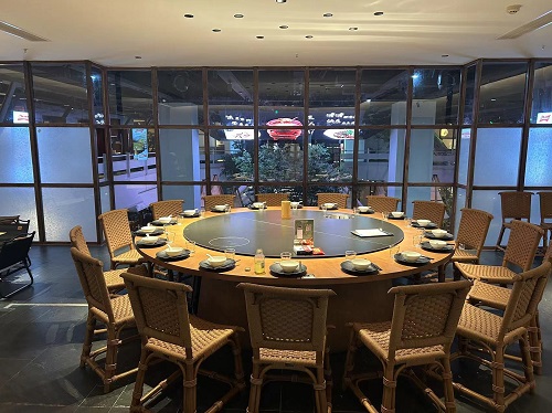 實(shí)木電動(dòng)餐桌的工藝特色與場(chǎng)景適配價(jià)值